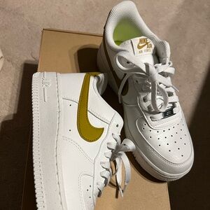 Nike Air Force 1 women’s size 6.5 US summit white/ bronzine never worn NIB NBW
